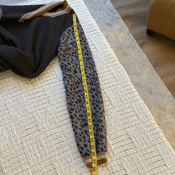 Pullover crewneck animal print sleeve sweater - Picture 6 of 6